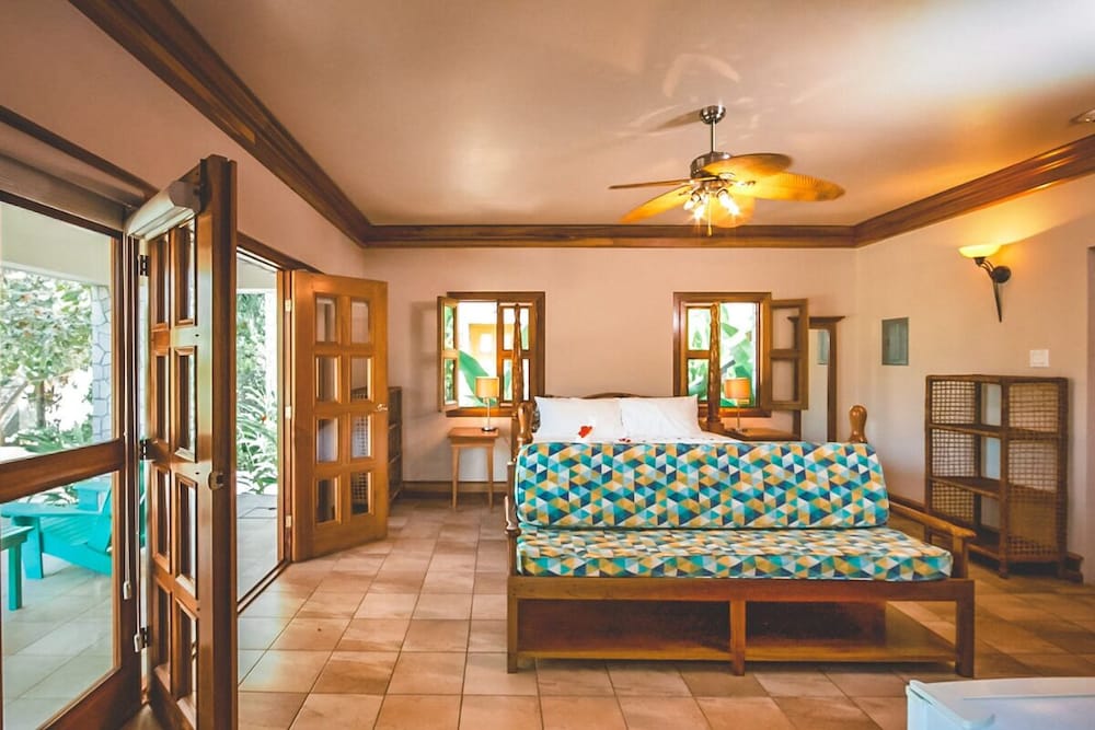 Ocean Cliff Hotel Negril Limited — Hotel rooms in Negril