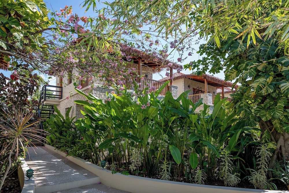 Ocean Cliff Hotel Negril Limited — Hotel building in Negril