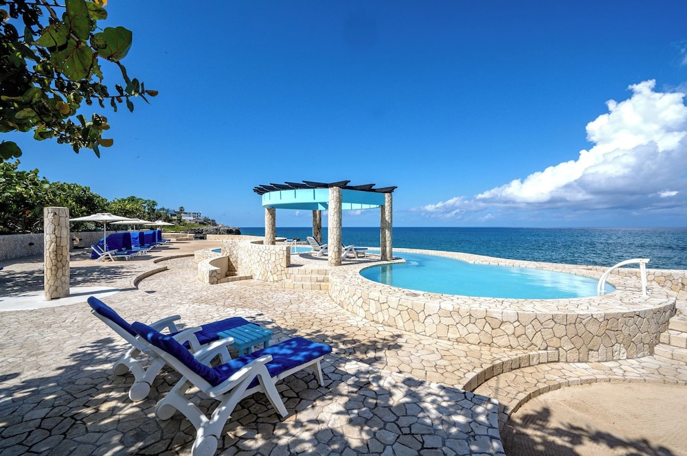 Ocean Cliff Hotel Negril Limited — Swimming pool in Negril