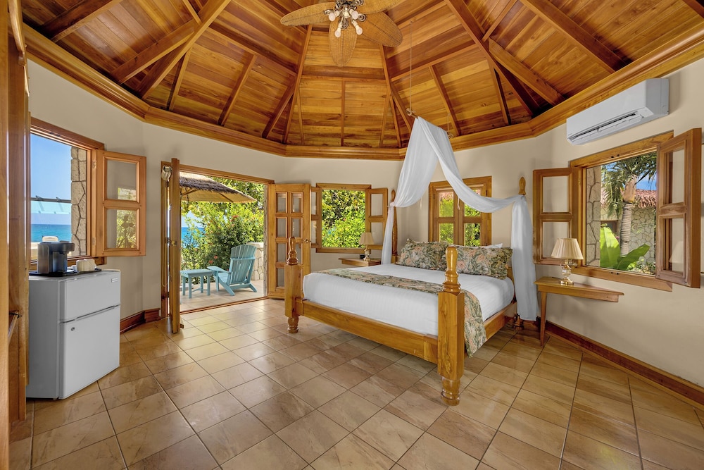 Ocean Cliff Hotel Negril Limited — Hotel rooms in Negril