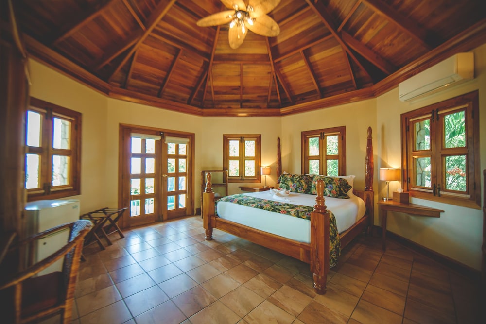 Ocean Cliff Hotel Negril Limited — Hotel rooms in Negril