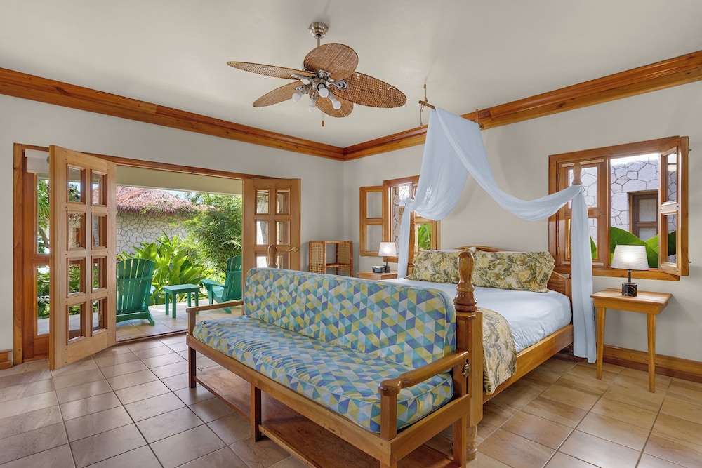 Ocean Cliff Hotel Negril Limited — Hotel rooms in Negril