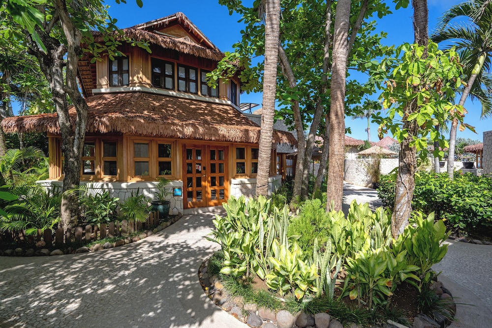 Ocean Cliff Hotel Negril Limited — Hotel building in Negril