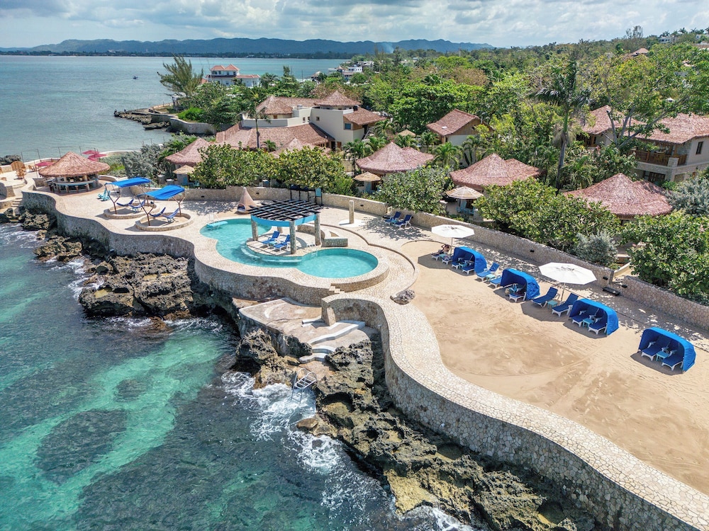 Ocean Cliff Hotel Negril Limited — Swimming pool in Negril
