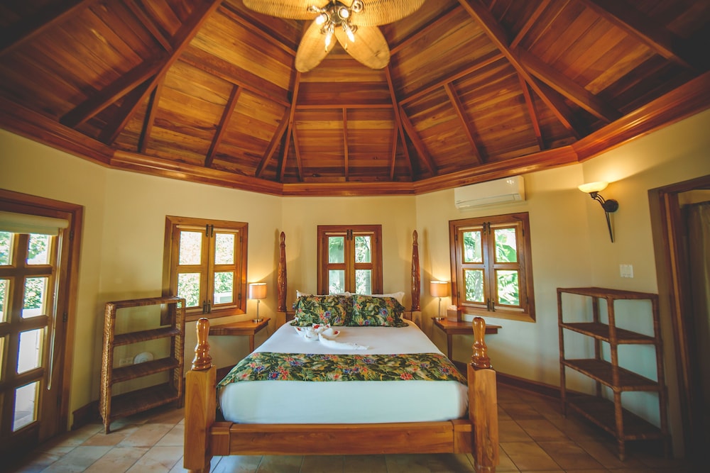 Ocean Cliff Hotel Negril Limited — Hotel rooms in Negril