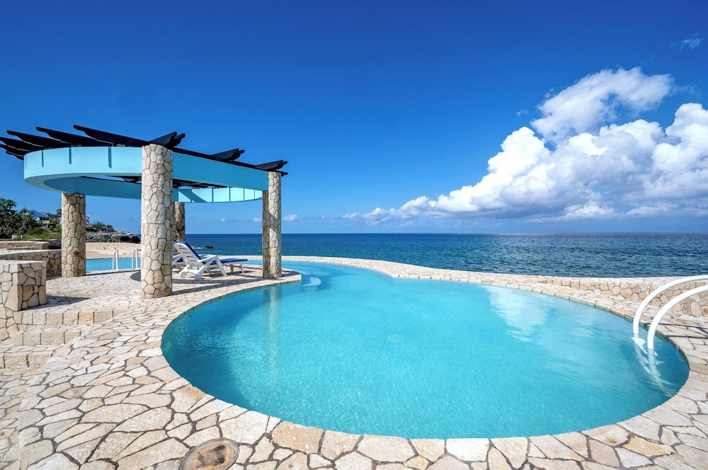 Ocean Cliff Hotel Negril Limited — Swimming pool in Negril