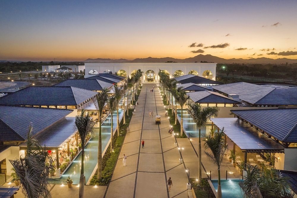 Ocean El Faro Resort - All Inclusive — Hotel building in Uvero Alto, La Altagracia