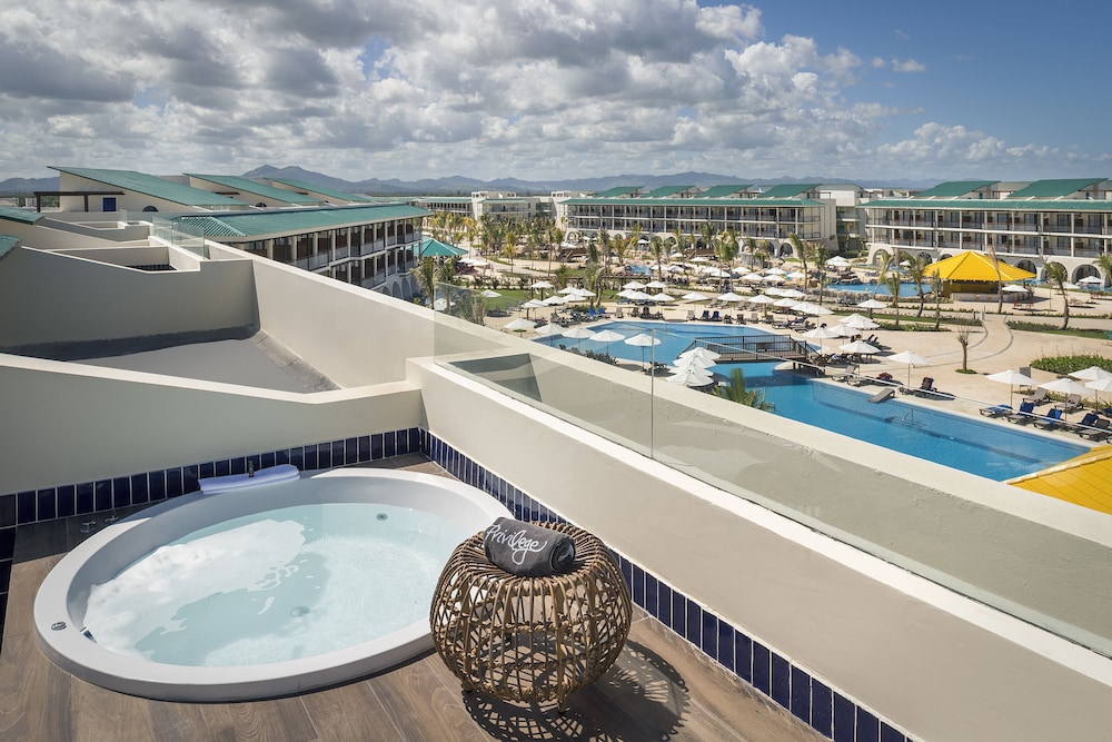 Ocean El Faro Resort - All Inclusive — Hotel rooms in Uvero Alto, La Altagracia