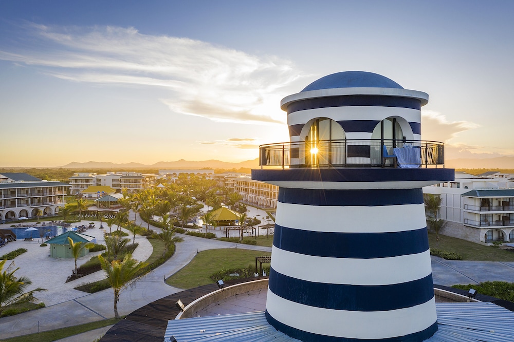Ocean El Faro Resort - All Inclusive — Hotel building in Uvero Alto, La Altagracia