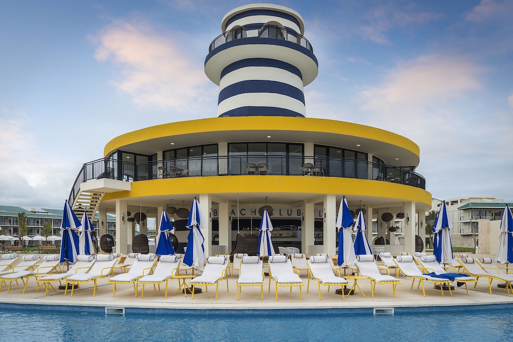 Ocean El Faro Resort - All Inclusive — Hotel building in Uvero Alto, La Altagracia