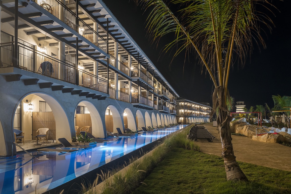 Ocean El Faro Resort - All Inclusive — Hotel building in Uvero Alto, La Altagracia