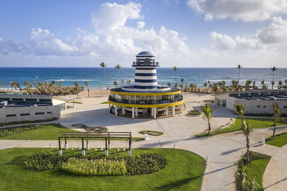 Ocean El Faro Resort - All Inclusive — Hotel building in Uvero Alto, La Altagracia