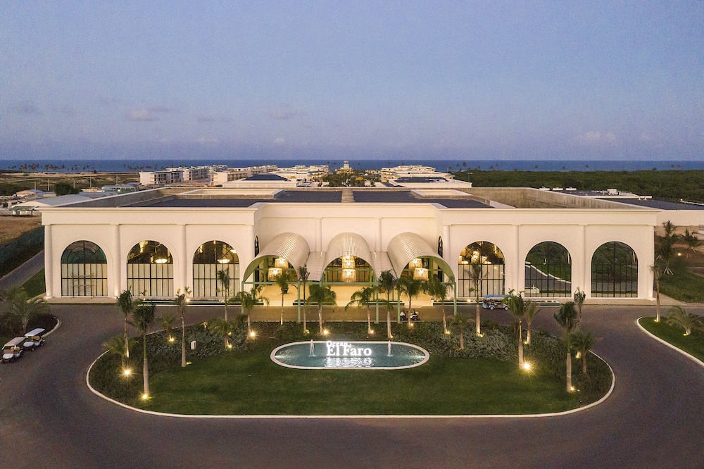 Ocean El Faro Resort - All Inclusive — Hotel building in Uvero Alto, La Altagracia