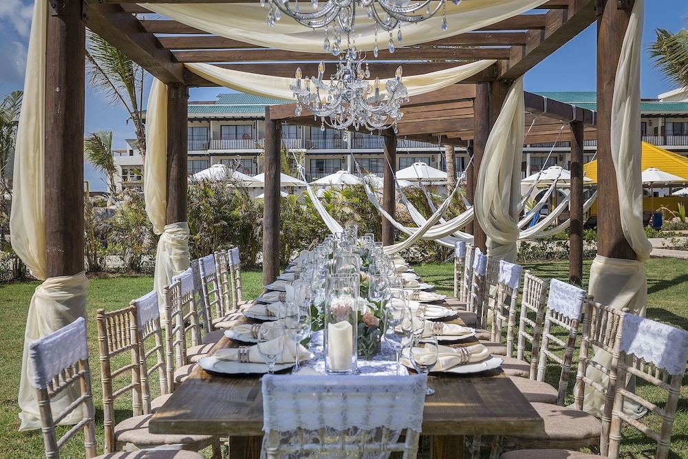 Ocean El Faro Resort - All Inclusive — Restaurant & bars in Uvero Alto, La Altagracia