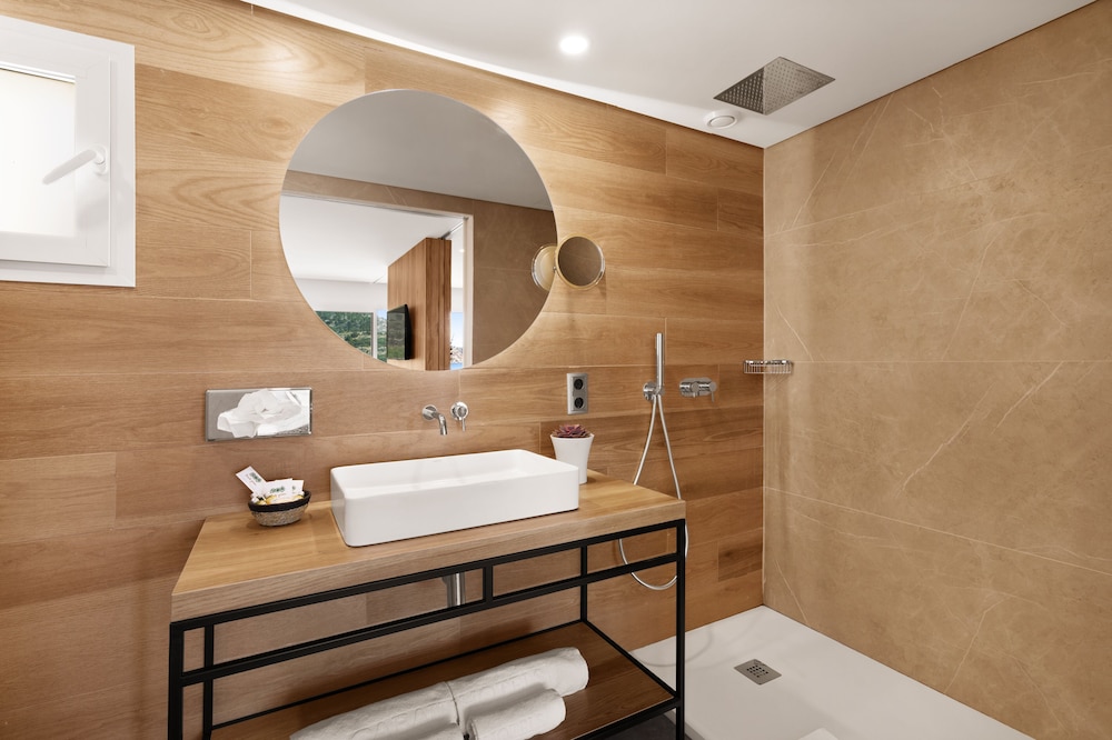 Bahía Suites Camp De Mar — Hotel rooms in Andratx, Balearic Islands