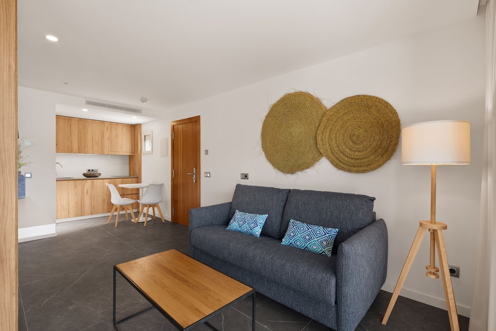 Bahía Suites Camp De Mar — Hotel rooms in Andratx, Balearic Islands