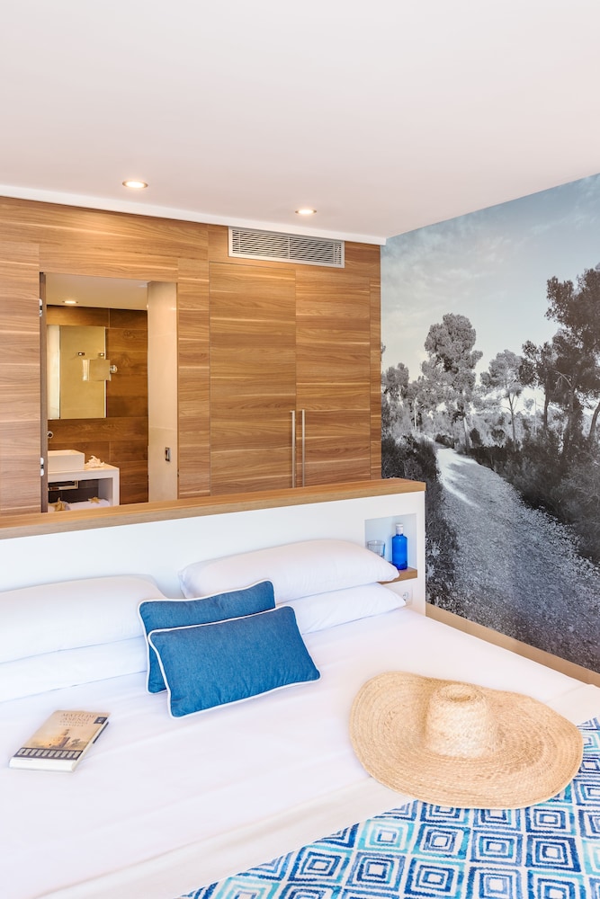 Bahía Suites Camp De Mar — Hotel rooms in Andratx, Balearic Islands