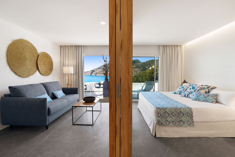 Bahía Suites Camp De Mar — Hotel rooms in Andratx, Balearic Islands