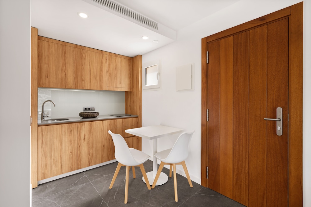 Bahía Suites Camp De Mar — Hotel rooms in Andratx, Balearic Islands