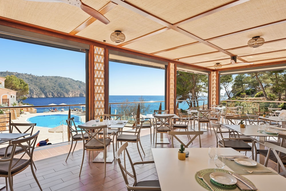 Bahía Suites Camp De Mar — Restaurant & bars in Andratx, Balearic Islands