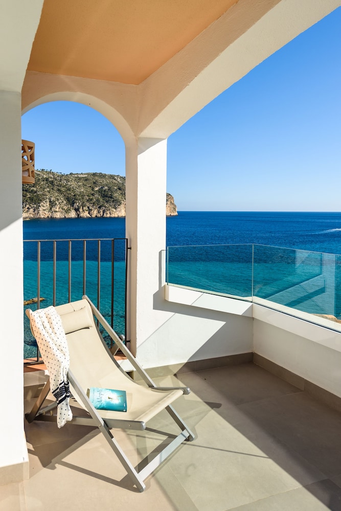 Bahía Suites Camp De Mar — Hotel rooms in Andratx, Balearic Islands