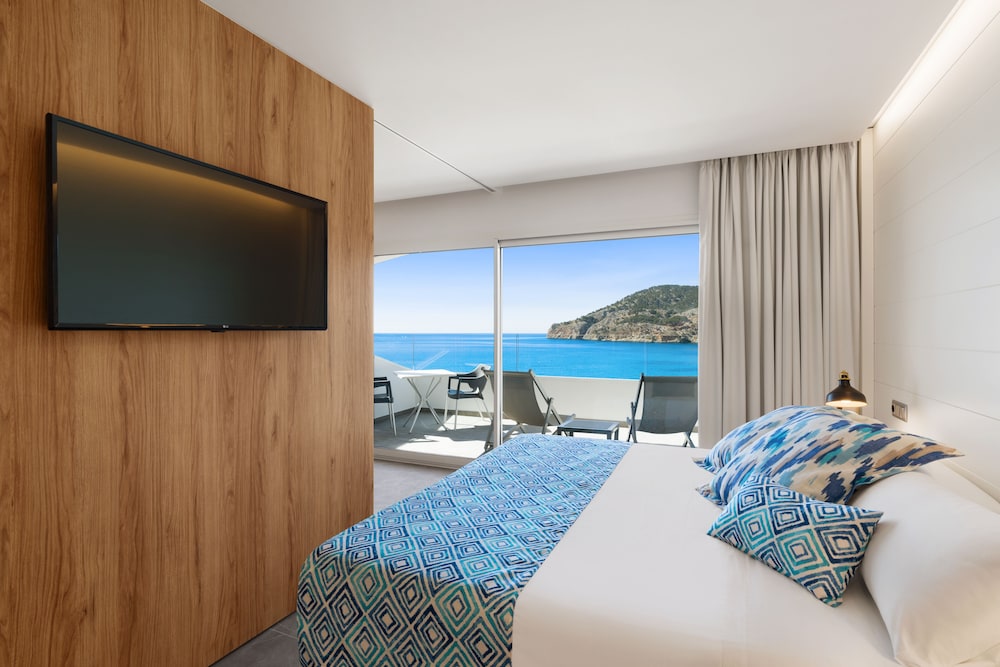 Bahía Suites Camp De Mar — Hotel rooms in Andratx, Balearic Islands