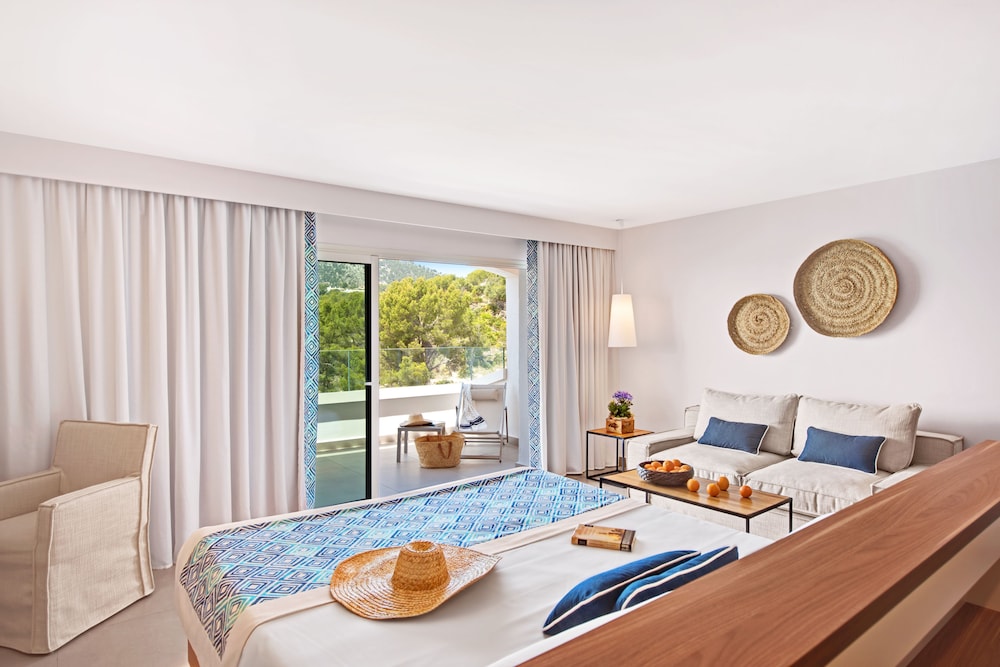Bahía Suites Camp De Mar — Hotel rooms in Andratx, Balearic Islands