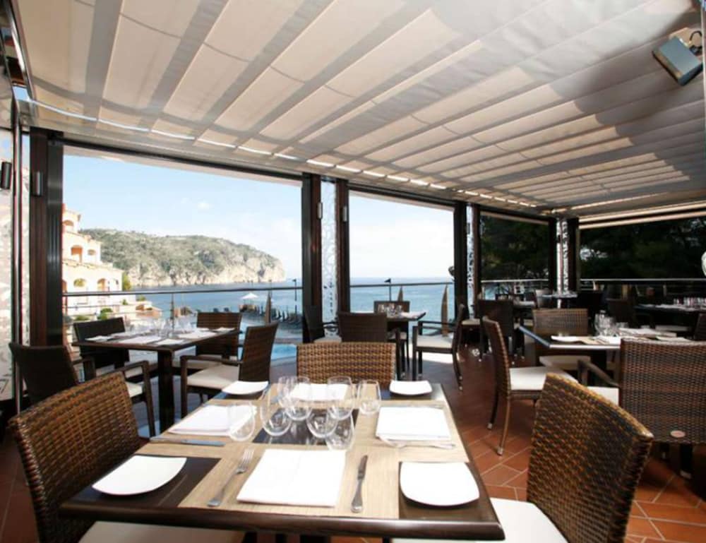 Bahía Suites Camp De Mar — Restaurant & bars in Andratx, Balearic Islands