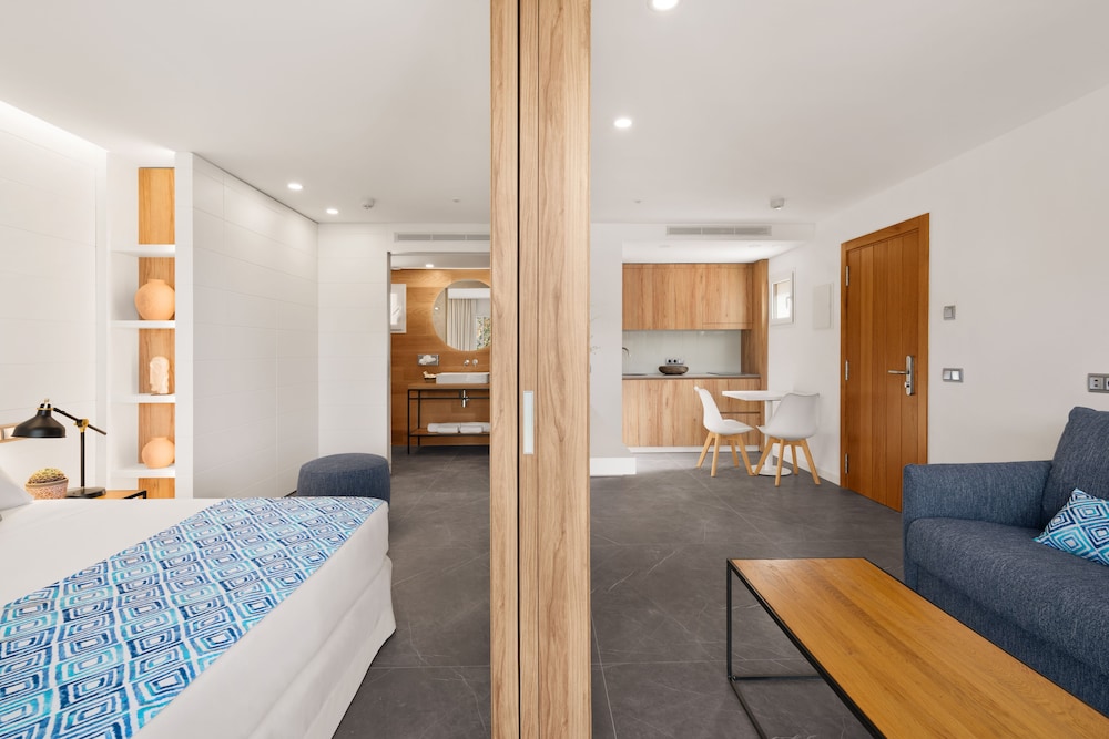 Bahía Suites Camp De Mar — Hotel rooms in Andratx, Balearic Islands