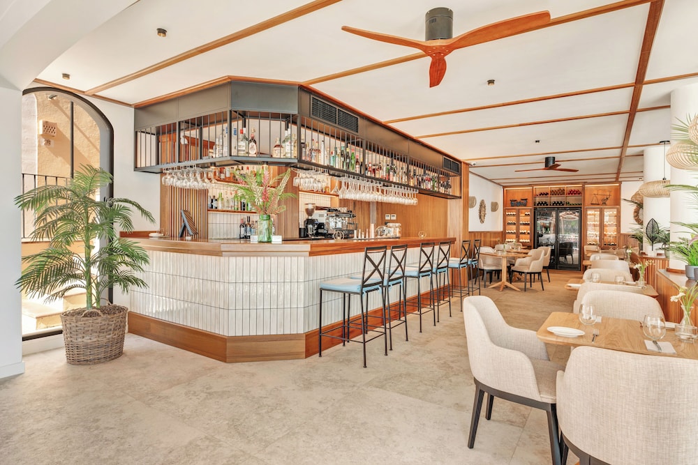 Bahía Suites Camp De Mar — Restaurant & bars in Andratx, Balearic Islands