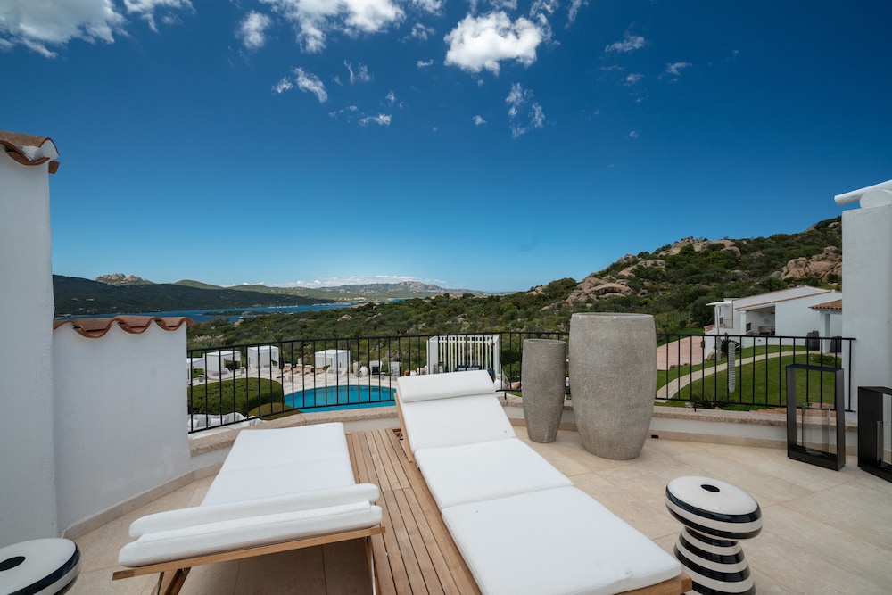 Sulia House Porto Rotondo, Curio Collection by Hilton — Swimming pool in Olbia, Sardinia