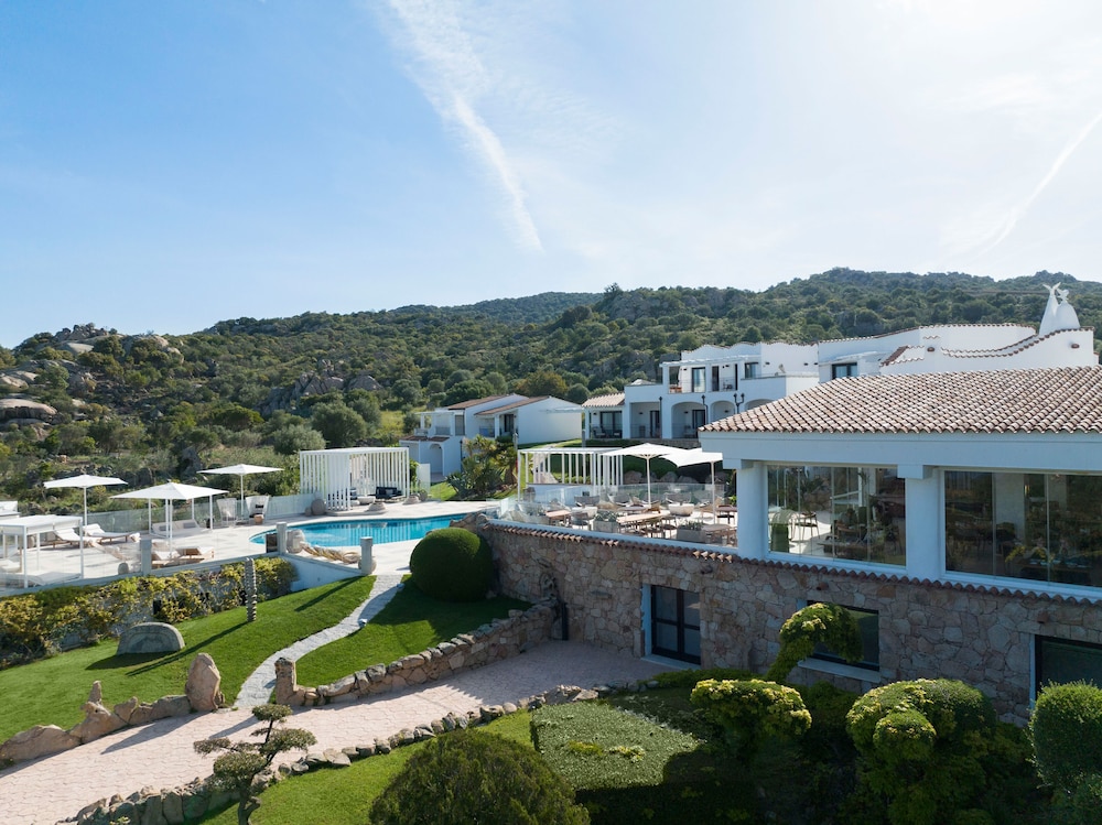 Sulia House Porto Rotondo, Curio Collection by Hilton — Swimming pool in Olbia, Sardinia