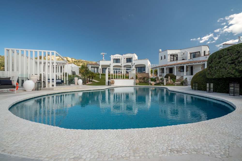 Sulia House Porto Rotondo, Curio Collection by Hilton — Swimming pool in Olbia, Sardinia