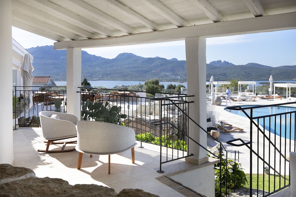 Sulia House Porto Rotondo, Curio Collection by Hilton — Swimming pool in Olbia, Sardinia