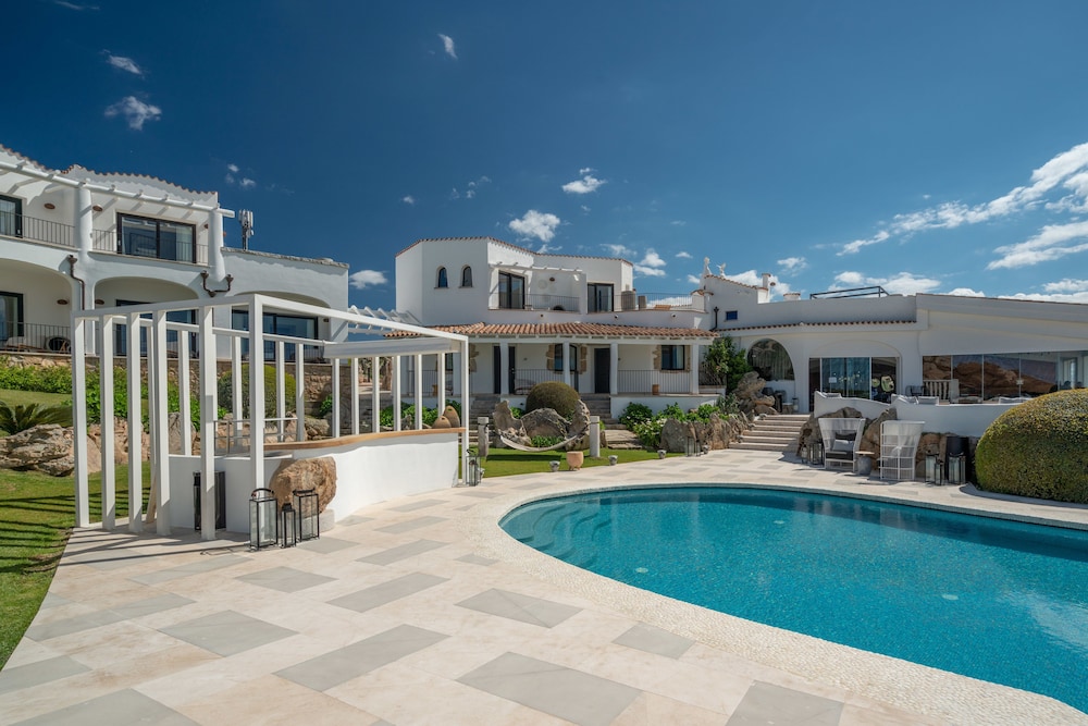 Sulia House Porto Rotondo, Curio Collection by Hilton — Swimming pool in Olbia, Sardinia