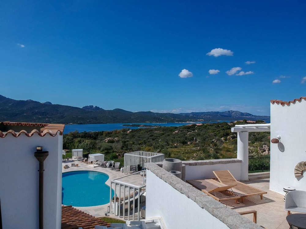 Sulia House Porto Rotondo, Curio Collection by Hilton — Swimming pool in Olbia, Sardinia