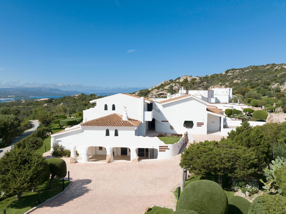 Sulia House Porto Rotondo, Curio Collection by Hilton — Hotel building in Olbia, Sardinia