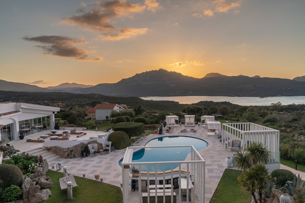 Sulia House Porto Rotondo, Curio Collection by Hilton — Swimming pool in Olbia, Sardinia