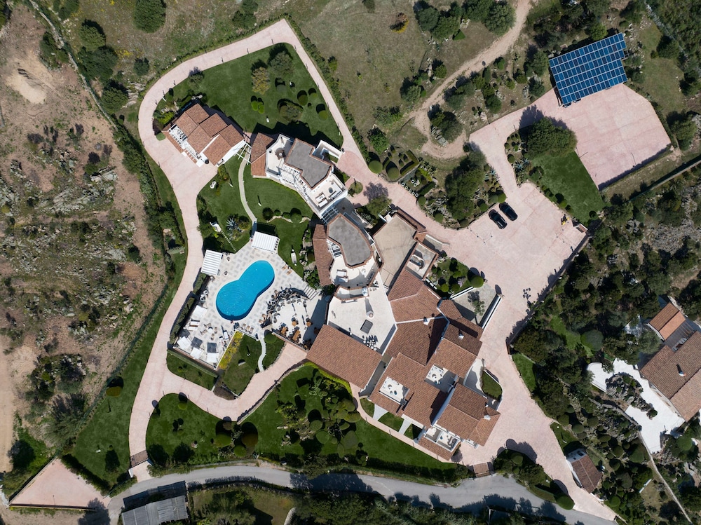 Sulia House Porto Rotondo, Curio Collection by Hilton — Swimming pool in Olbia, Sardinia