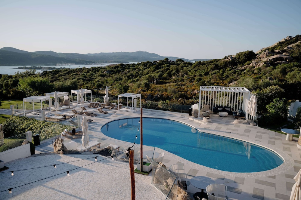 Sulia House Porto Rotondo, Curio Collection by Hilton — Swimming pool in Olbia, Sardinia