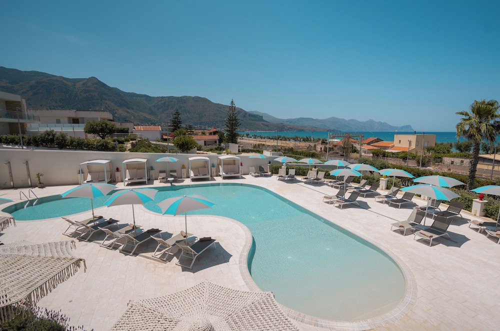 Resort La battigia Beach And Spa — Swimming pool in Alcamo, Sicily
