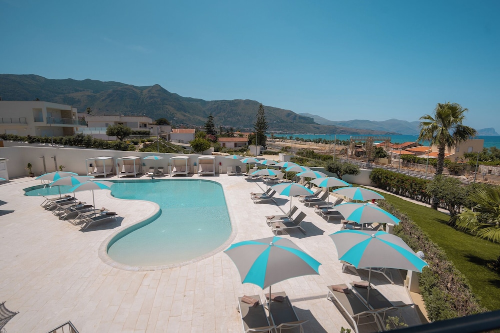 Resort La battigia Beach And Spa — Swimming pool in Alcamo, Sicily
