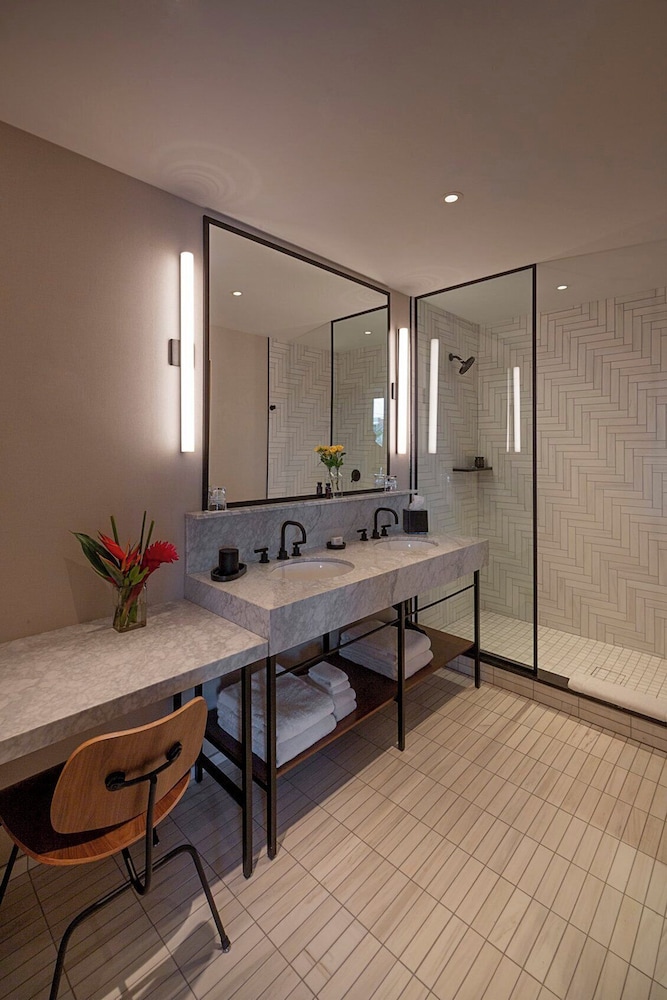 Hotel Haya — Hotel rooms in Tampa, Florida