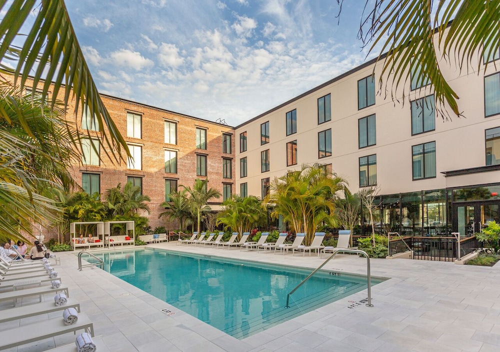 Hotel Haya — Swimming pool in Tampa, Florida