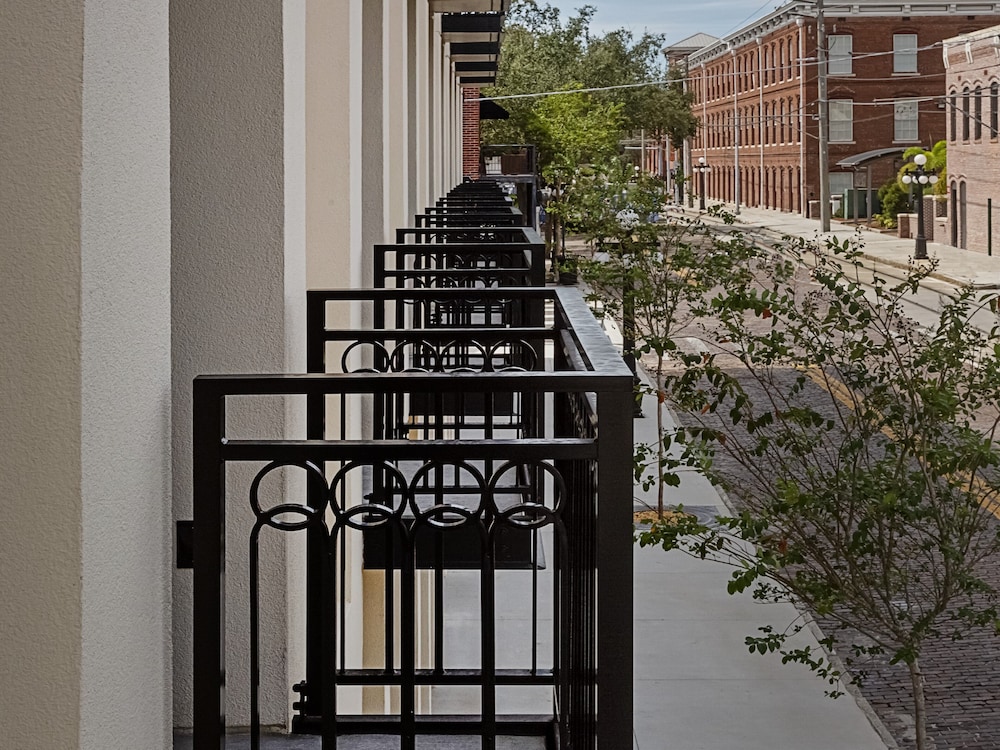 Hotel Haya — Hotel building in Tampa, Florida