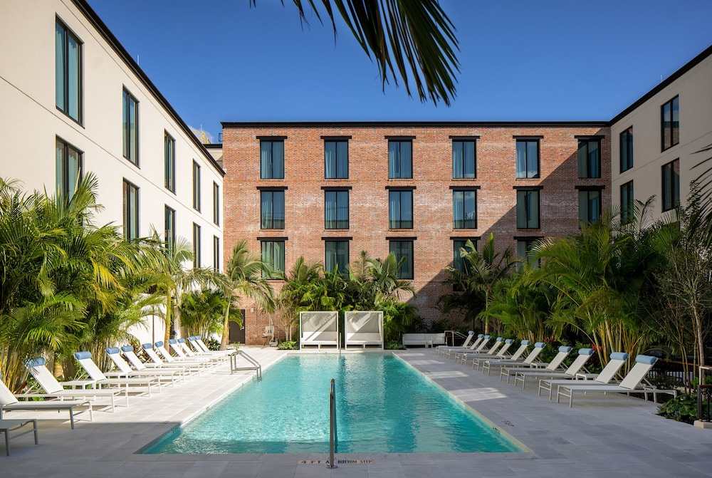 Hotel Haya — Swimming pool in Tampa, Florida