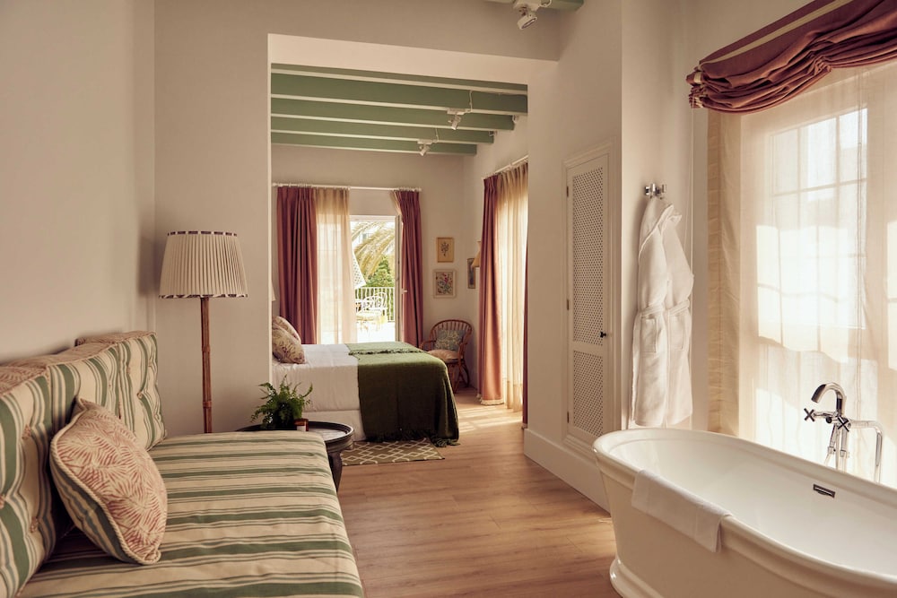 Cristine Bedfor Mahón Boutique Hotel — Hotel rooms in Mahon, Balearic Islands