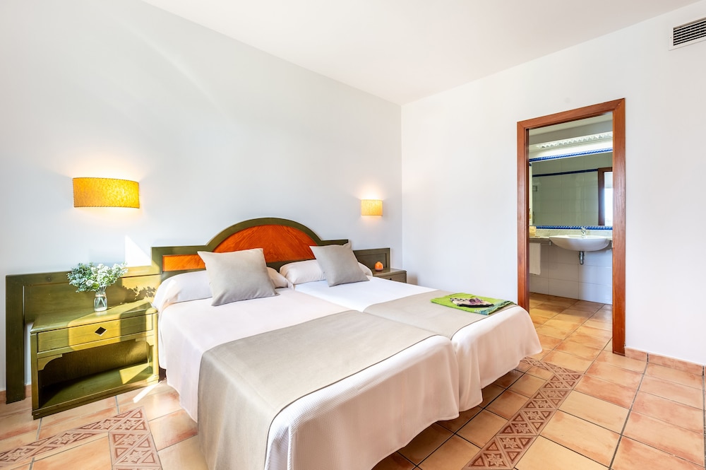 Vibra Blanc Palace Aparthotel — Hotel rooms in Santandria, Balearic Islands