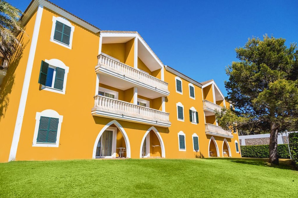 Vibra Blanc Palace Aparthotel — Hotel building in Santandria, Balearic Islands