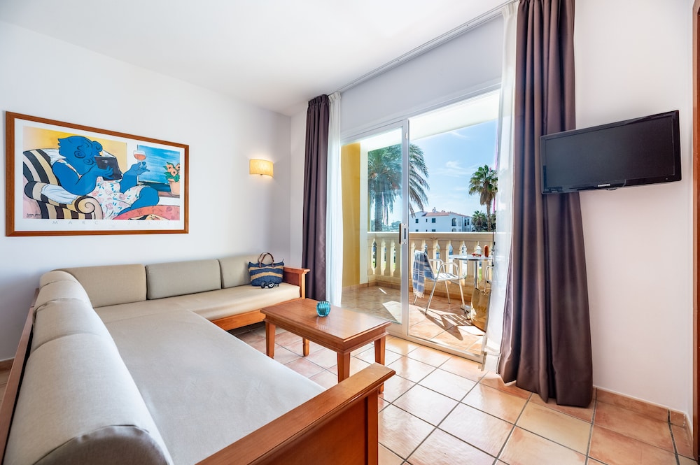 Vibra Blanc Palace Aparthotel — Hotel rooms in Santandria, Balearic Islands
